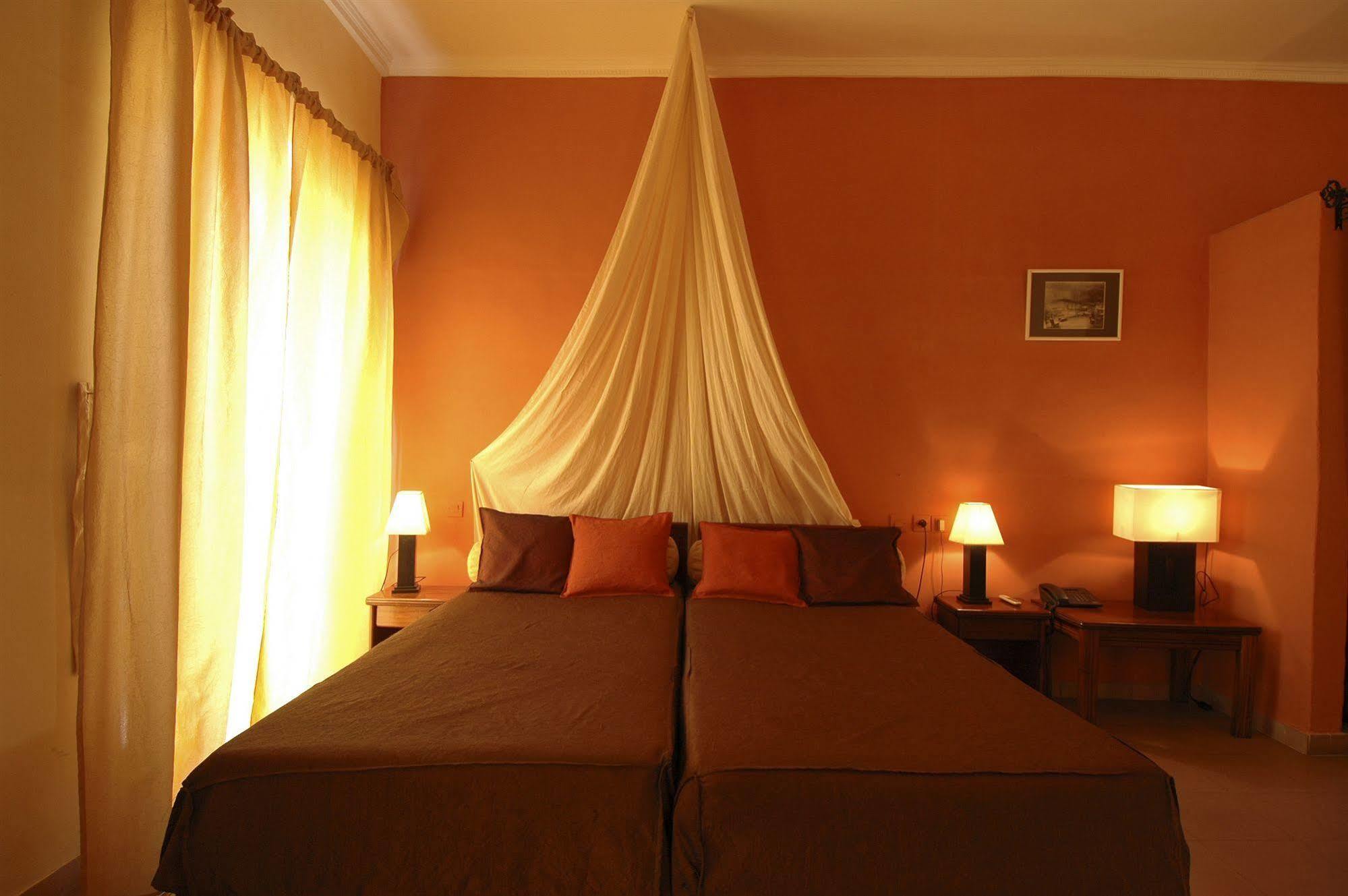 Hotel De La Poste Saint-Louis Esterno foto
