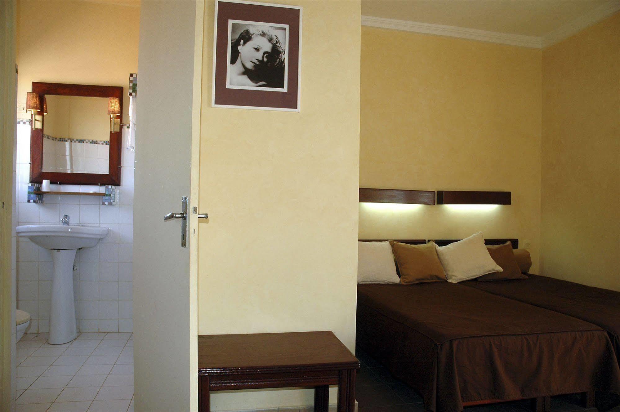 Hotel De La Poste Saint-Louis Esterno foto